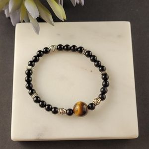 Bracelet with black onyx and tiger eye beads.